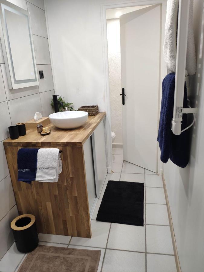 La Tourelle Suite Cosy Entre Vignoble Aixois Et Luberon Le Puy-Sainte-Reparade Luaran gambar
