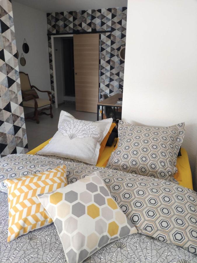 La Tourelle Suite Cosy Entre Vignoble Aixois Et Luberon Le Puy-Sainte-Reparade Luaran gambar