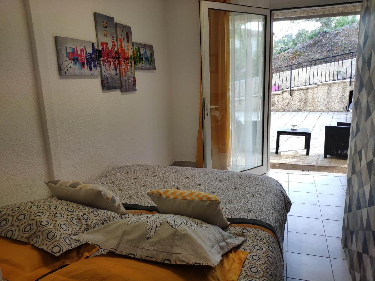 La Tourelle Suite Cosy Entre Vignoble Aixois Et Luberon Le Puy-Sainte-Reparade Luaran gambar