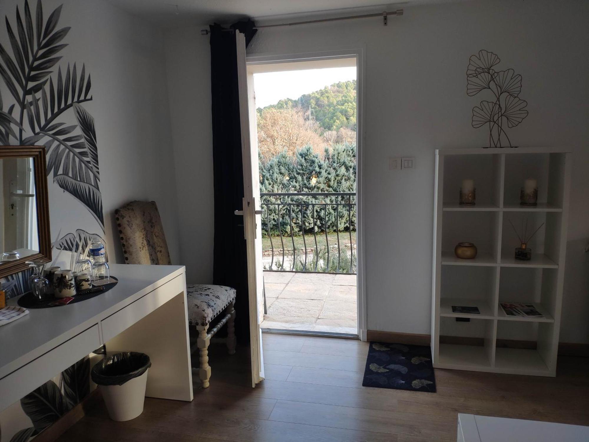 La Tourelle Suite Cosy Entre Vignoble Aixois Et Luberon Le Puy-Sainte-Reparade Luaran gambar