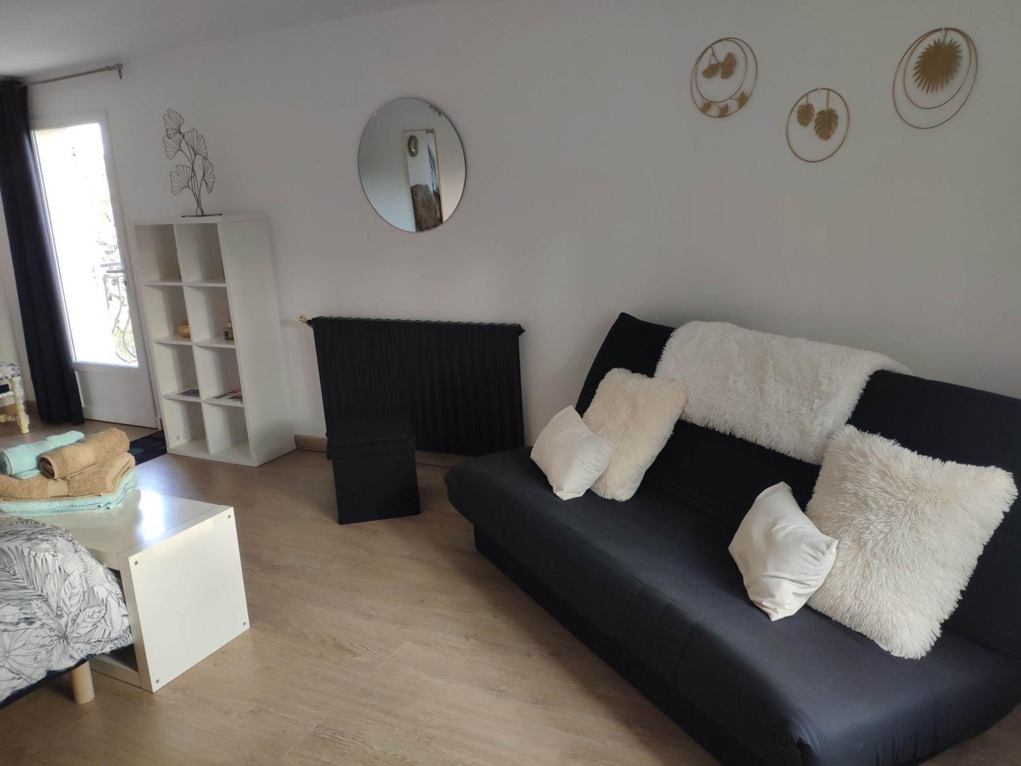 La Tourelle Suite Cosy Entre Vignoble Aixois Et Luberon Le Puy-Sainte-Reparade Luaran gambar